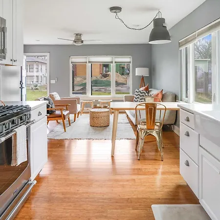 Close To Downtown - Tons Of Light & Wifi