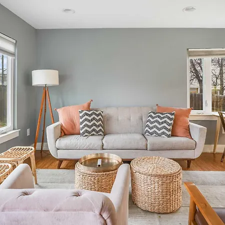 Close To Downtown - Tons Of Light & Wifi
